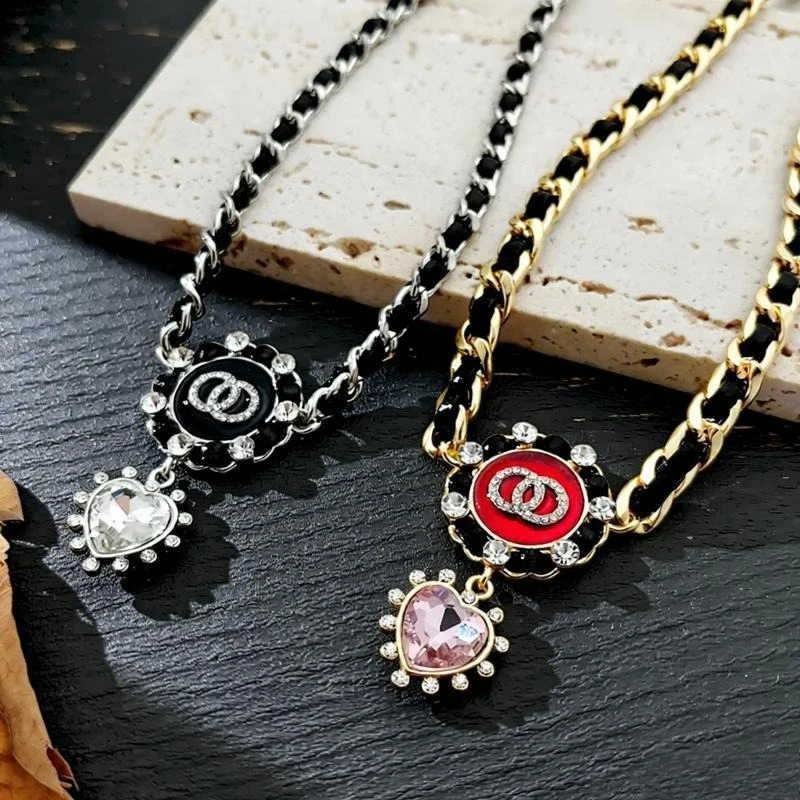 

Black sexy collarbone chain, heart-shaped necklaces, suitable for autumn and winter, leather ropes, and necklaces