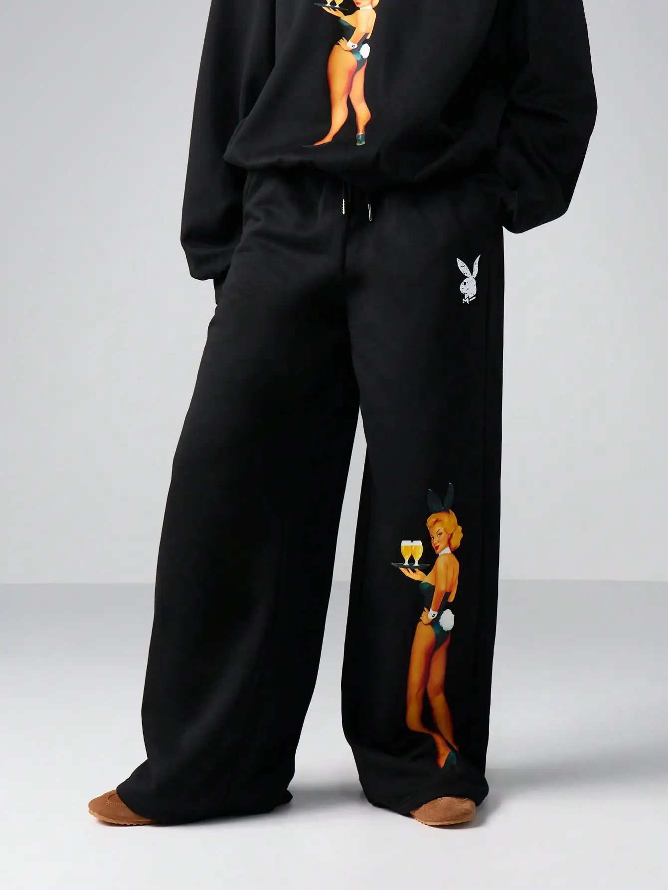 

Черные широкие флисовые брюки оверсайз с ретро-принтом в стиле пин-ап