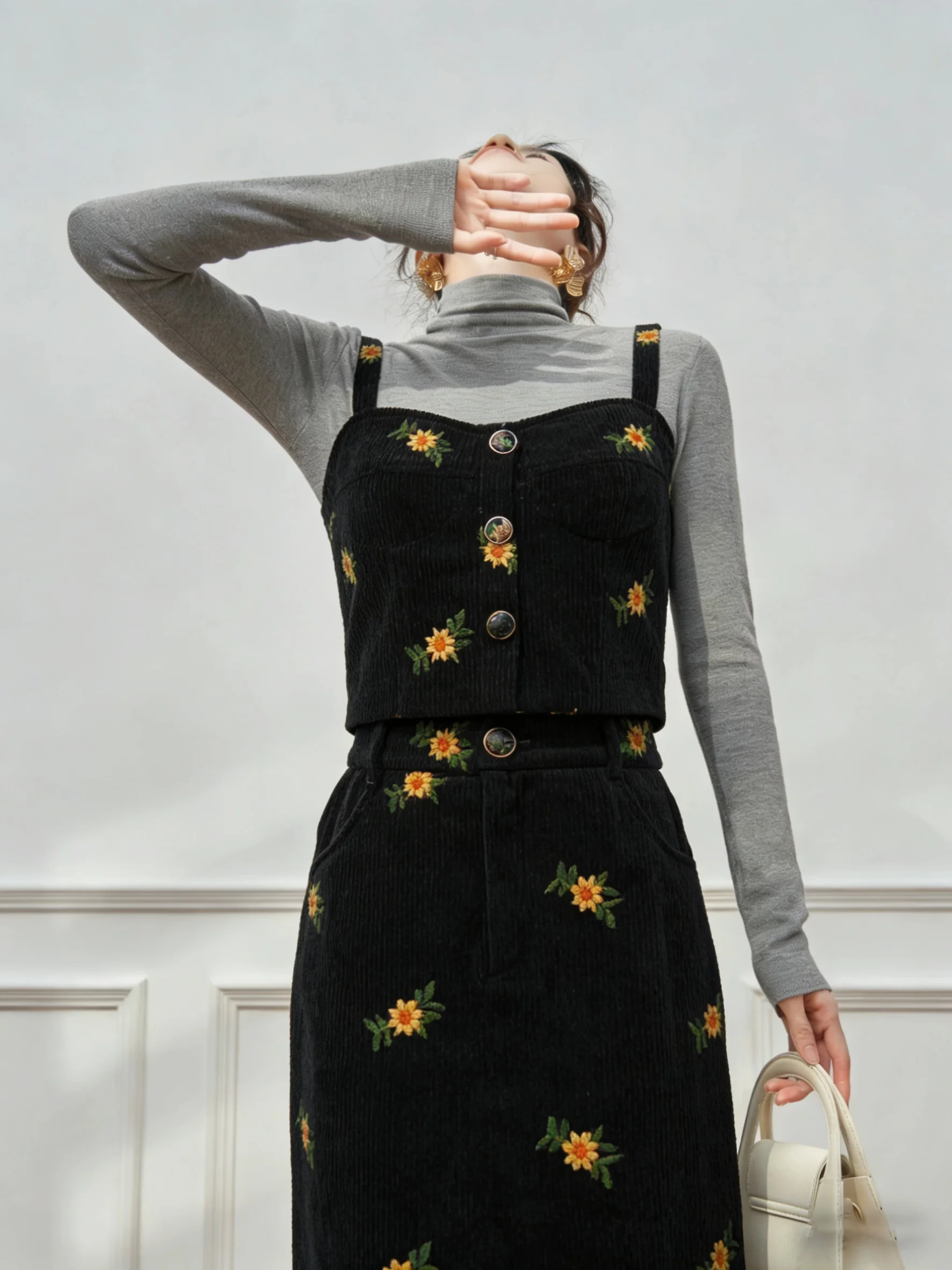 

Ретро-комплект с вышивкой ромашками: модный женский зимний наряд с высокой талией, короткая юбка и топ с цветочным принтом