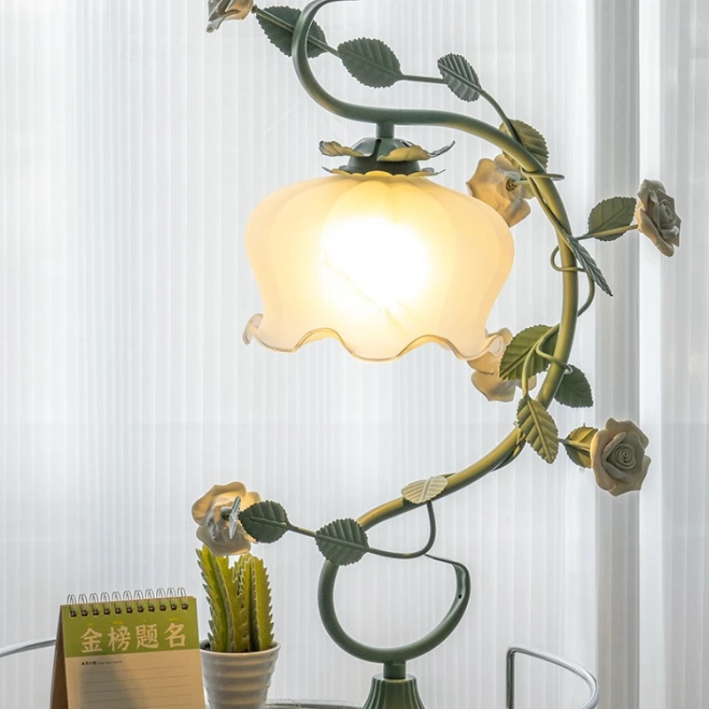 

Flower wedding table lamp bedside lamp pastoral style American warm romantic girl heart Internet celebrity ins wind gift lamp