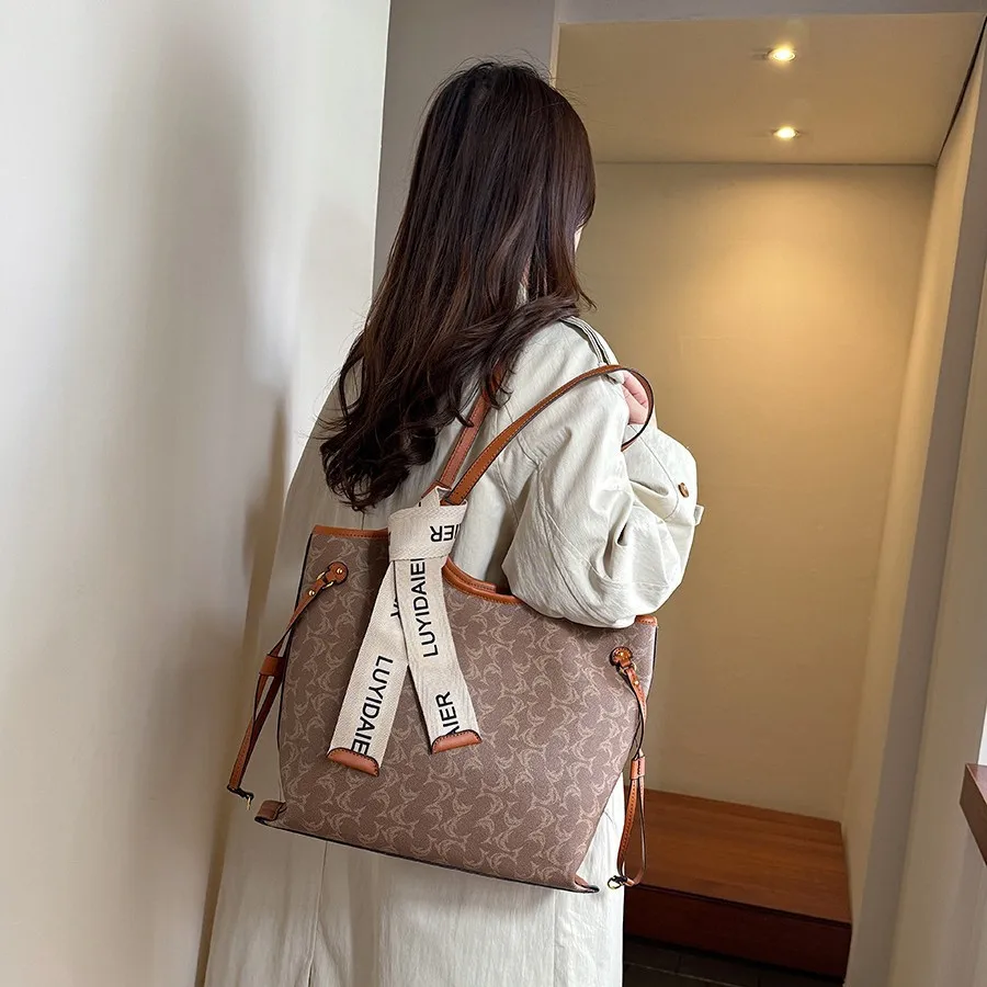 حقيبة يد مطبوعة متخصصة لعام 2025، محفظة كتف كلاسيكية للنساء، حقيبة ركاب لوكس، حقيبة واسعة ليلاً ونهارًا، حقيبة قماش مزخرفة #2