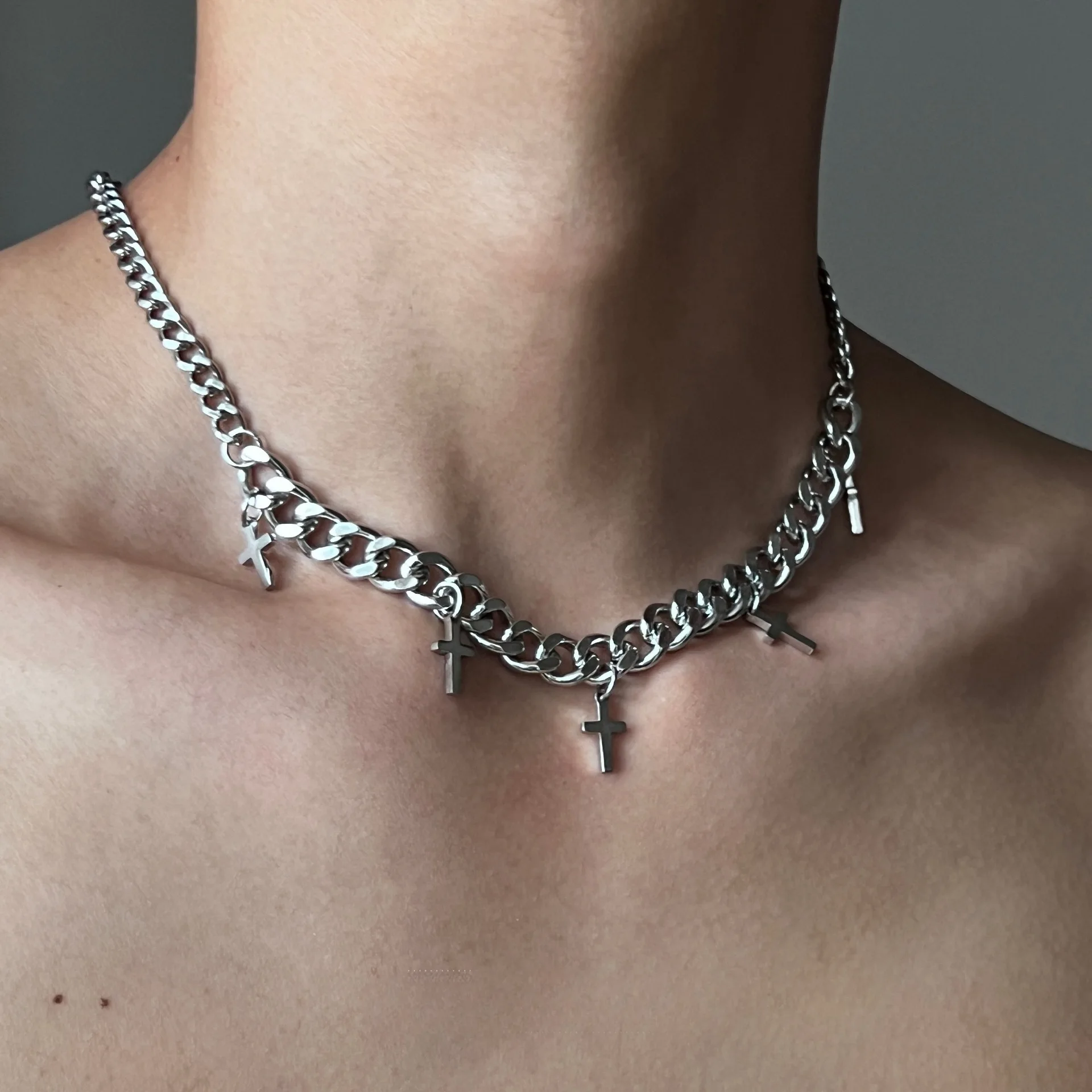 Einfacher Edelstahl-Halsreif für Männer mit Retro-Kreuzanhänger, Trendige Kubakette, Modeschmuck – Detail 3