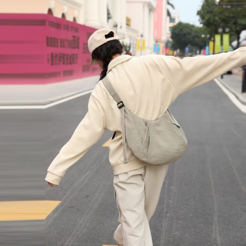 

Fashion Nylon Crossbody Bag Female Simple Light Outdoor Sports Bag Cycling Bag Male Large Capacity Shoulder Bag