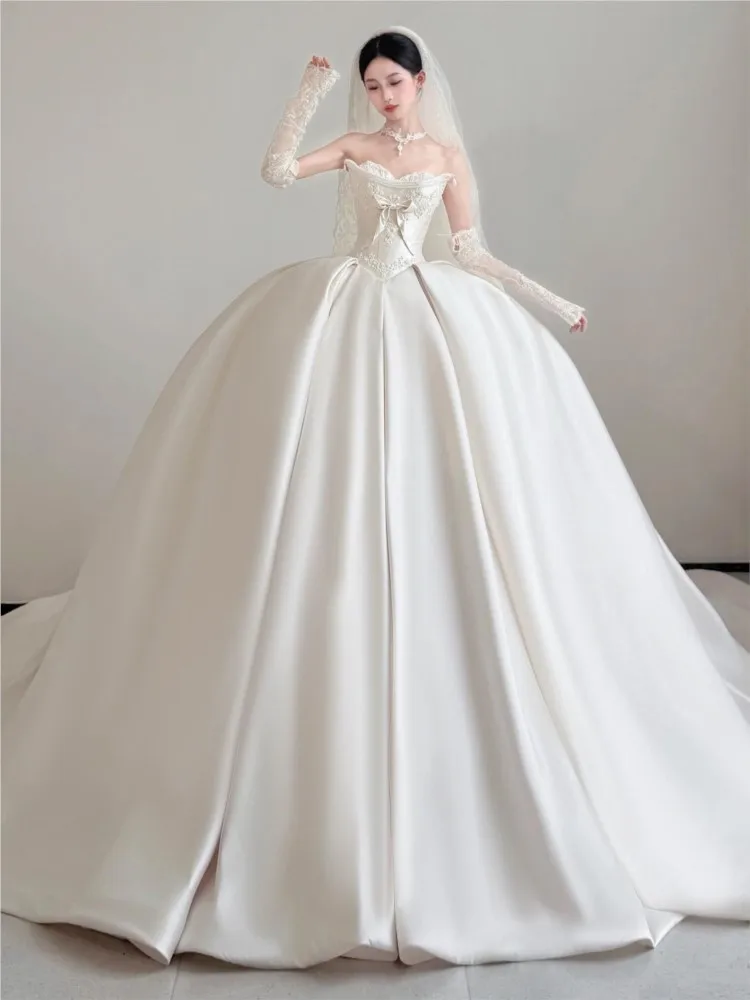 

A new strapless satin main fabric simple and lightweight dress with large tail