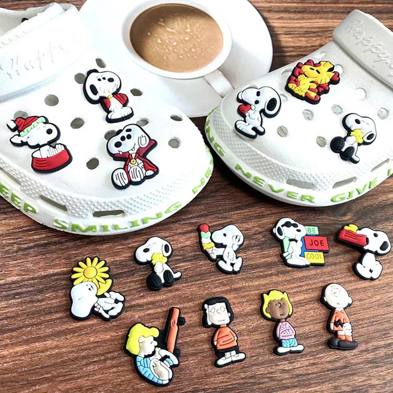 MINISO Snoopy-dijes para zapatos, zuecos de dibujos animados, sandalias de PVC, decoraciones para zapatos, accesorios con hebilla, regalos de Navidad y cumpleaños para niños