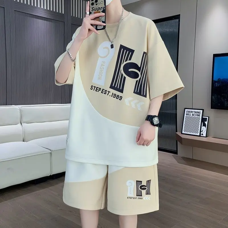 

Летний спортивный комплект для мальчиков: футболка с коротким рукавом и шорты, модный подростковый стиль, смесовая ткань из полиэстера и спандекса.