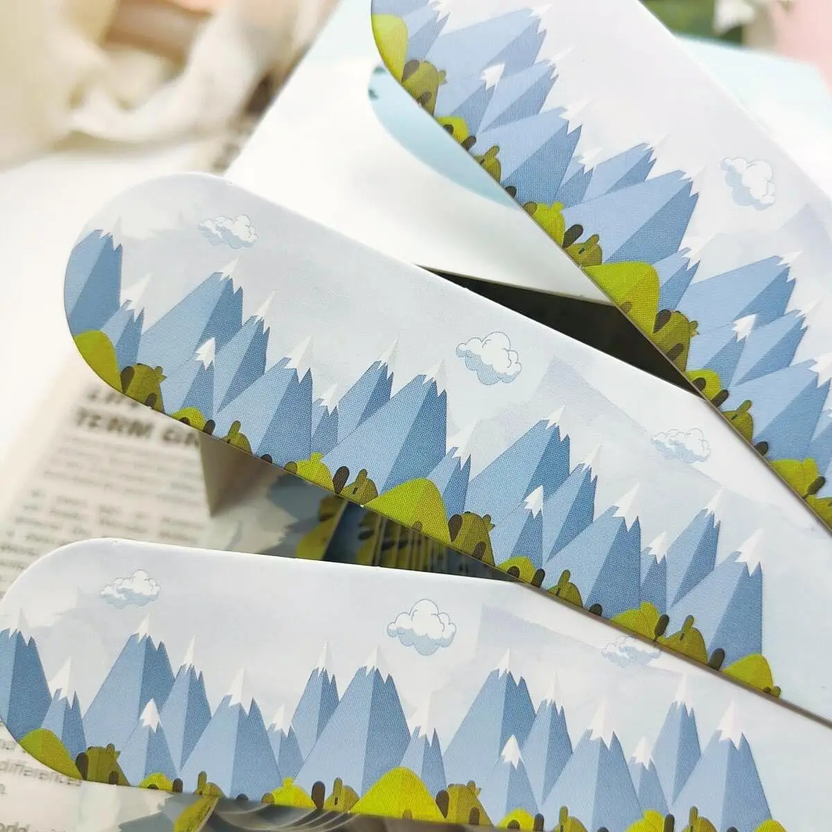 صندوق كرتوني قابل للطي بأسماء عشوائية مع 120 بطاقة اسم قابلة للطي على الجبال المتحركة