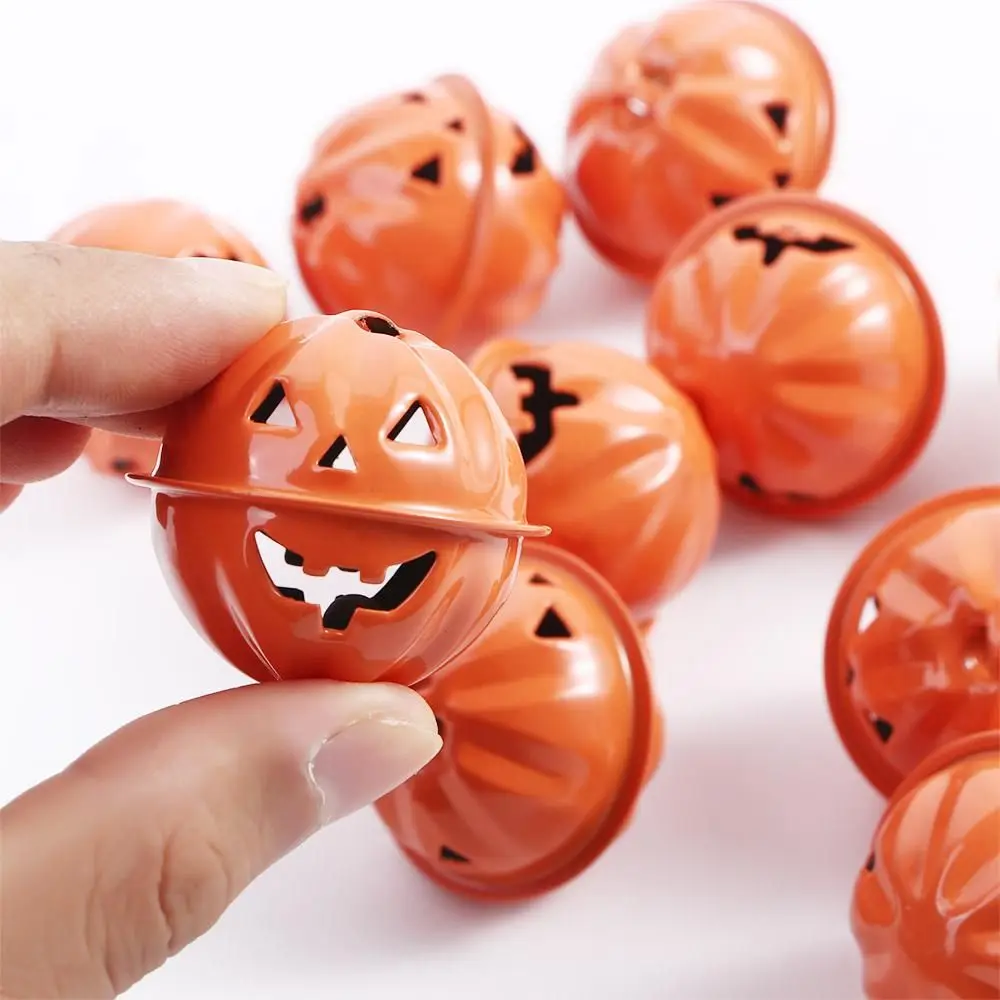 Campana de Metal con cabeza de calabaza para decoración de Halloween, 10 piezas, colgante divertido para colgar en el árbol, suministros de regalo para niños