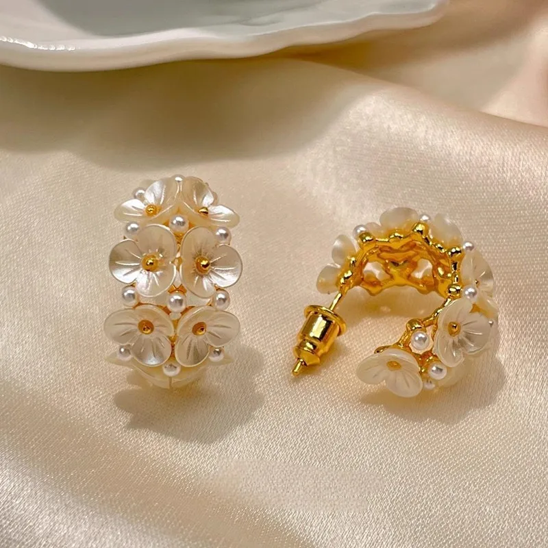Unique Design Shell Flowers Pearl C-Shaped Hoop Earrings for Women Girl Vintage Fashion Wedding Romantic Jewelry Gifts e1031