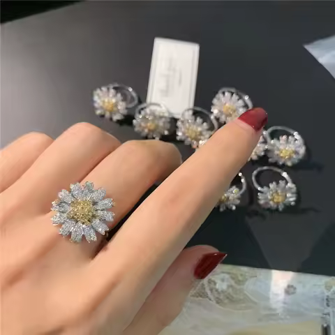 2024 Elegant Brand New Luxury 925 Silver Ladies Small Daisy Flower Ring Exquisite Sunflower Yellow Bridal Exquisite Jewelry Gift