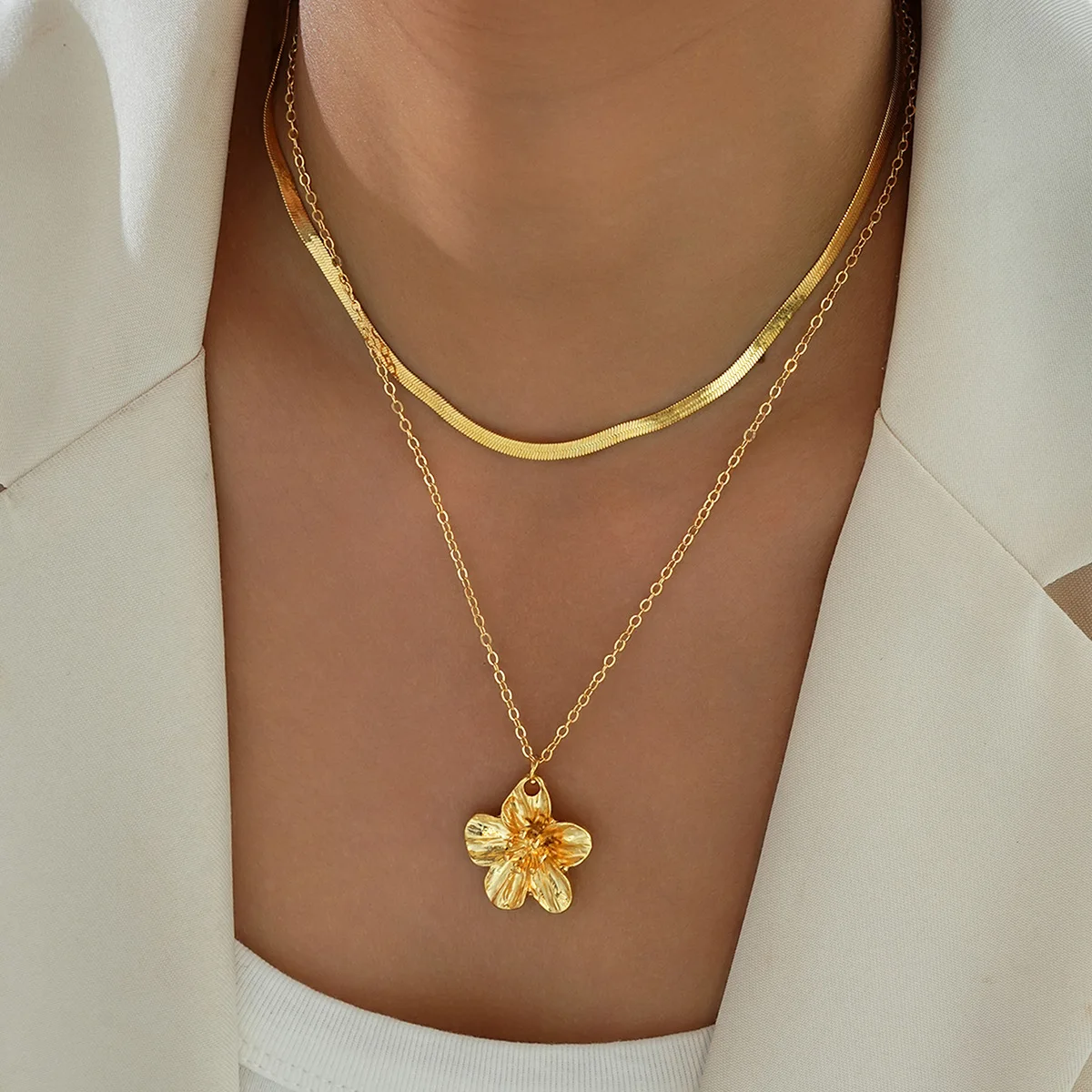 موضة جديدة تصميم فريد أنيق ورائع متعدد الطبقات زهرة قلادة للنساء الراقية مجوهرات هدايا حفلة عيد ميلاد