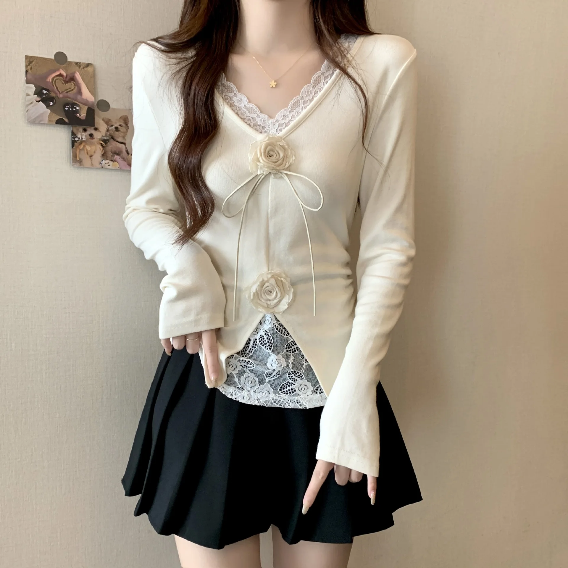 Lace stitching V-neck T-shirt female 2024 autumn new three-dimensional rose slim waist top female contrast bottoming shirt