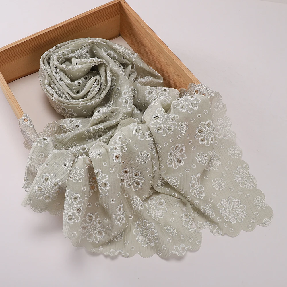 Crinkle-Stoff, weiße Blumenstickerei, muslimischer Hijab, gewellter Spitzenrand, islamisches Kopftuch, eleganter türkischer Stil, Damenschal – Detail 3