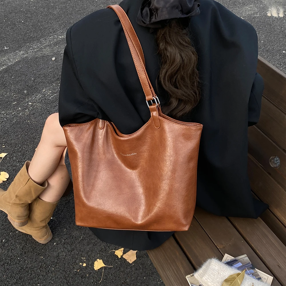 

Винтажная женская сумка большой вместимости, новая осенне-зимняя пригородная сумка через плечо, простая и универсальная текстурированная большая сумка