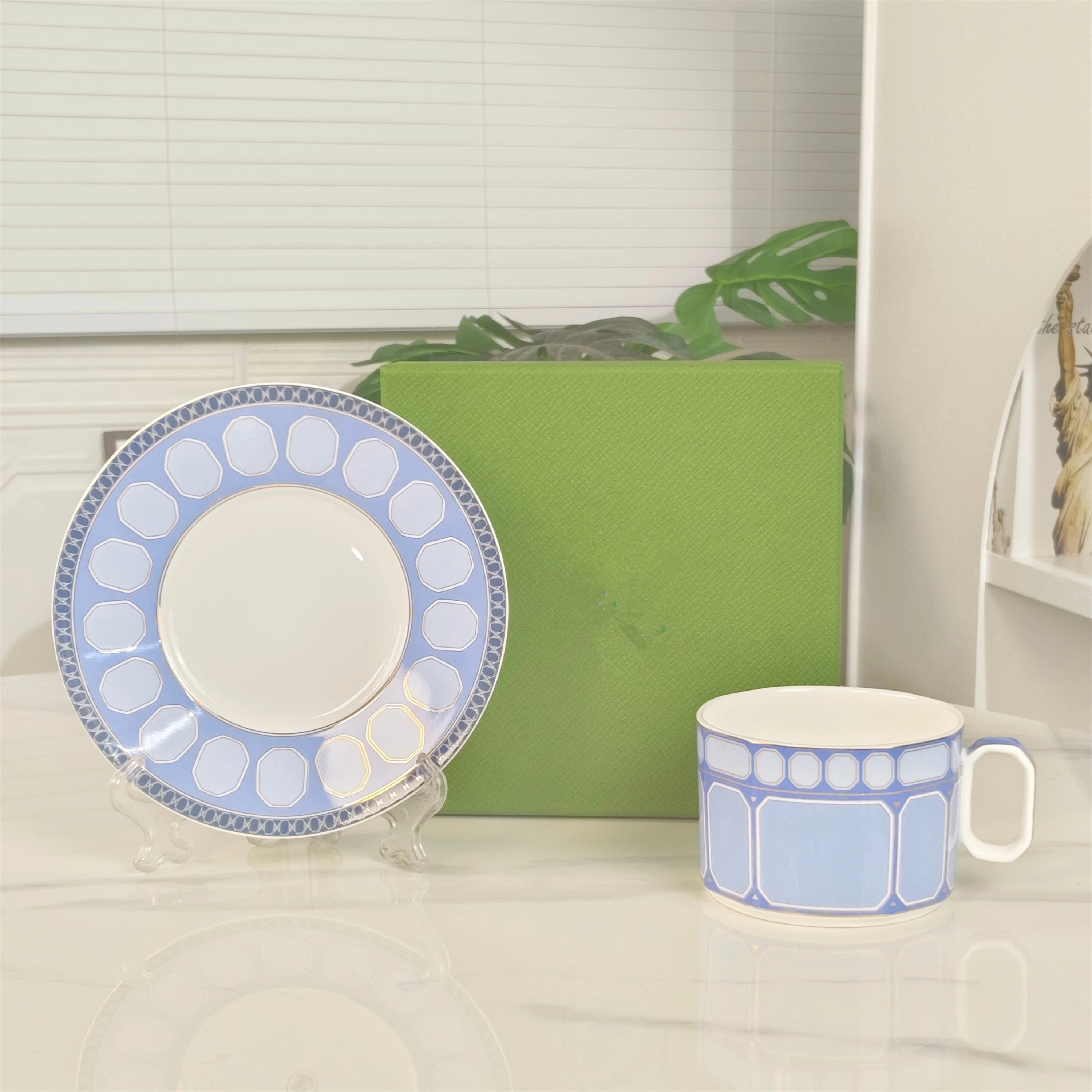 High Quality Light Luxury European Bone China Cups and Saucers Eco-Friendly for Afternoon Tea Wedding Gifts with Gift Boxes