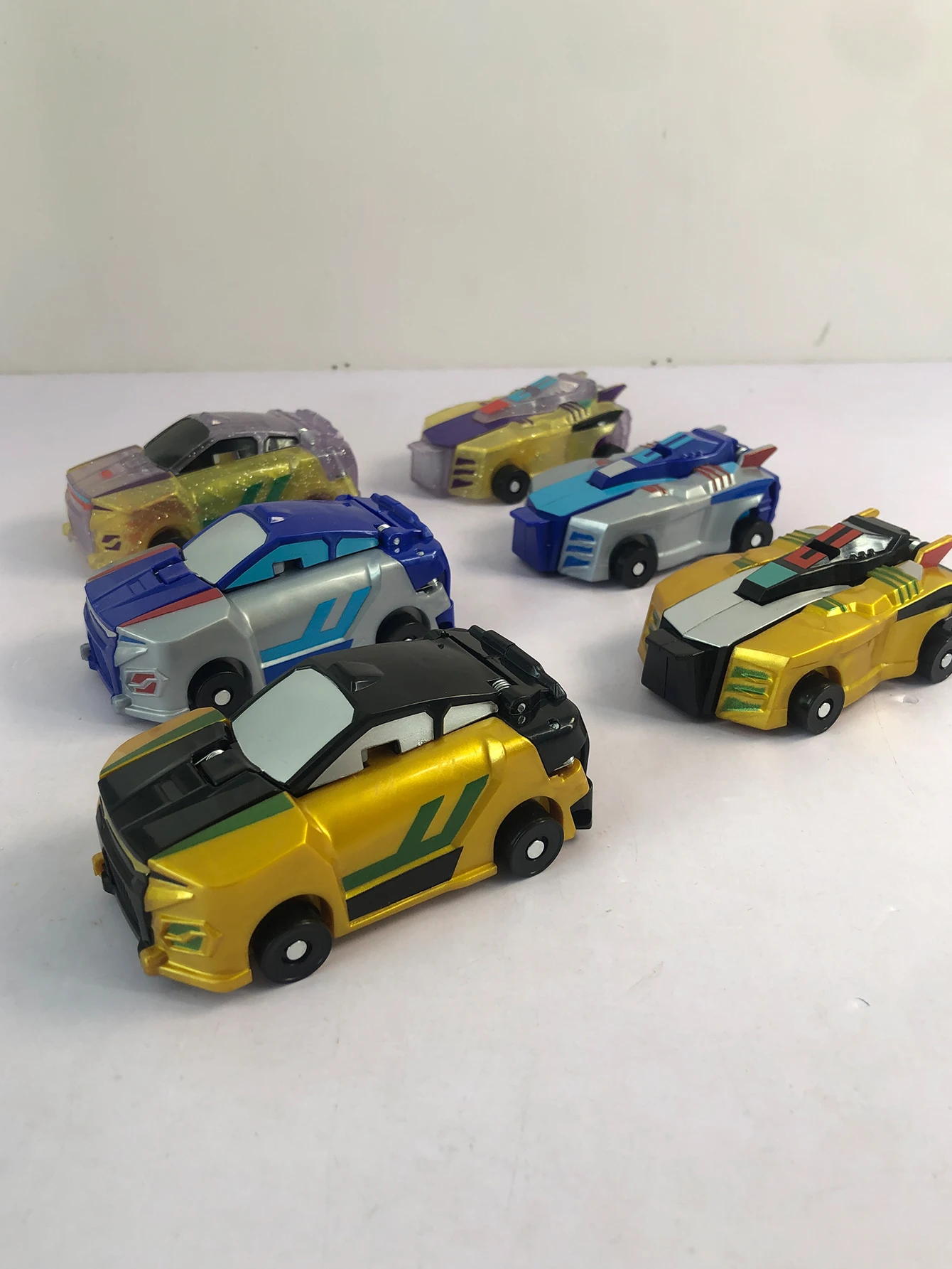 A Magnetic Deformation Combination Plastic Dinosaur Toy Car, Two Small Cars Collide to Deform the Dinosaur Car, A Children's Toy