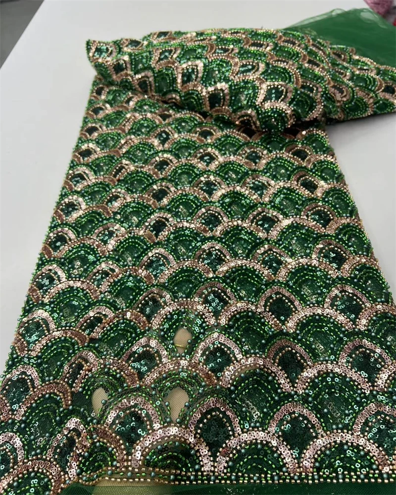 エレガントなフレンチメッシュレース生地ビーズ刺繍とスパンコール付きウェディングドレスアフリカナイジェリアビーズデザイン女性用