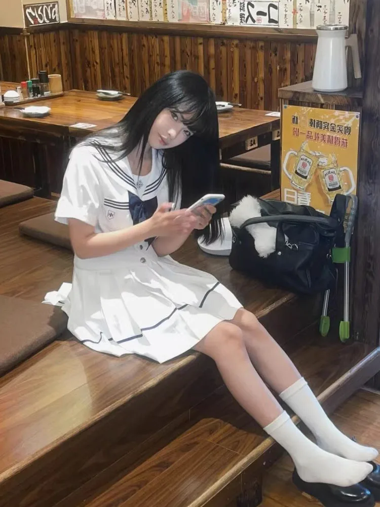 ชุดเซ็ตฤดูร้อนสำหรับผู้หญิง เสื้อครอปแขนสั้นและกระโปรงพลีทเอวสูง ชุดสองชิ้น สไตล์หวานซ่อนเปรี้ยว ช่วยให้ดูผอมเพรียว