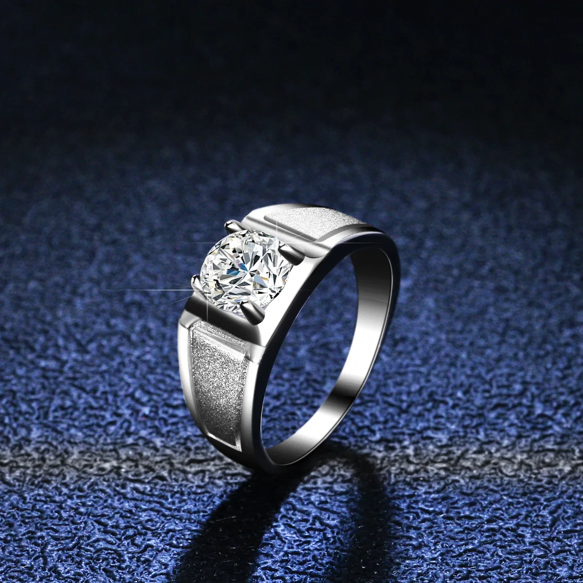 

Moissanite Ring Men's 18K Gold Inlaid Ring Frosted Four Claw Fashionable Classic Men's Platinum PT950 Diamond Jewelry