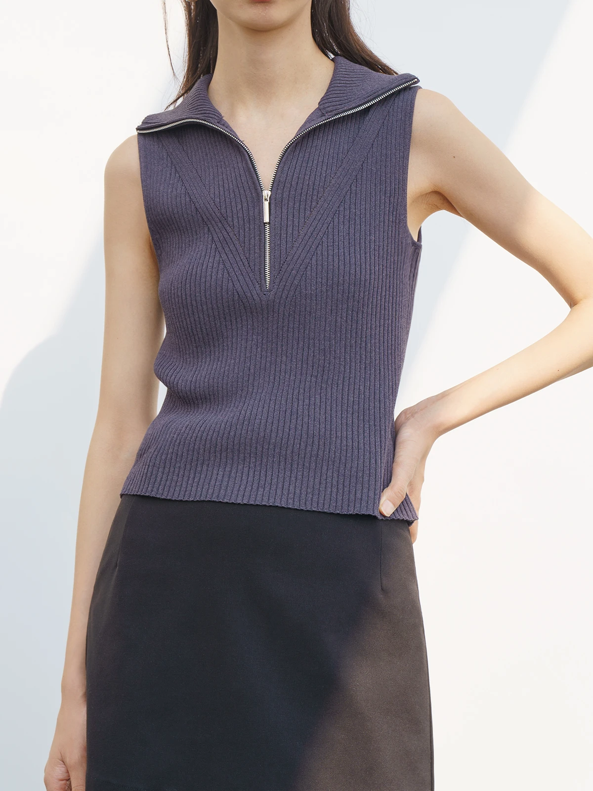 

Новинка Весна-Лето: Женский трикотажный топ-майка с V-образным вырезом на молнии, в рубчик, эластичный, для повседневной носки и офиса