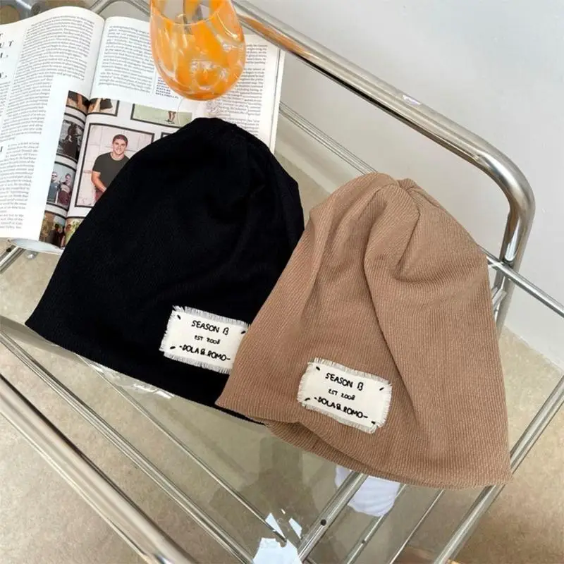 قبعات عصرية محببة بلون سادة من القطيفة الدافئة للأذن لحماية جميع المقاسات