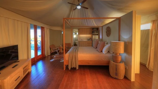 خيمة خارجية فاخرة بغرفتين وغرفة معيشة واحدة، خيمة Super Family Glamping، منتجع سفاري، خيمة فندقية مخصصة