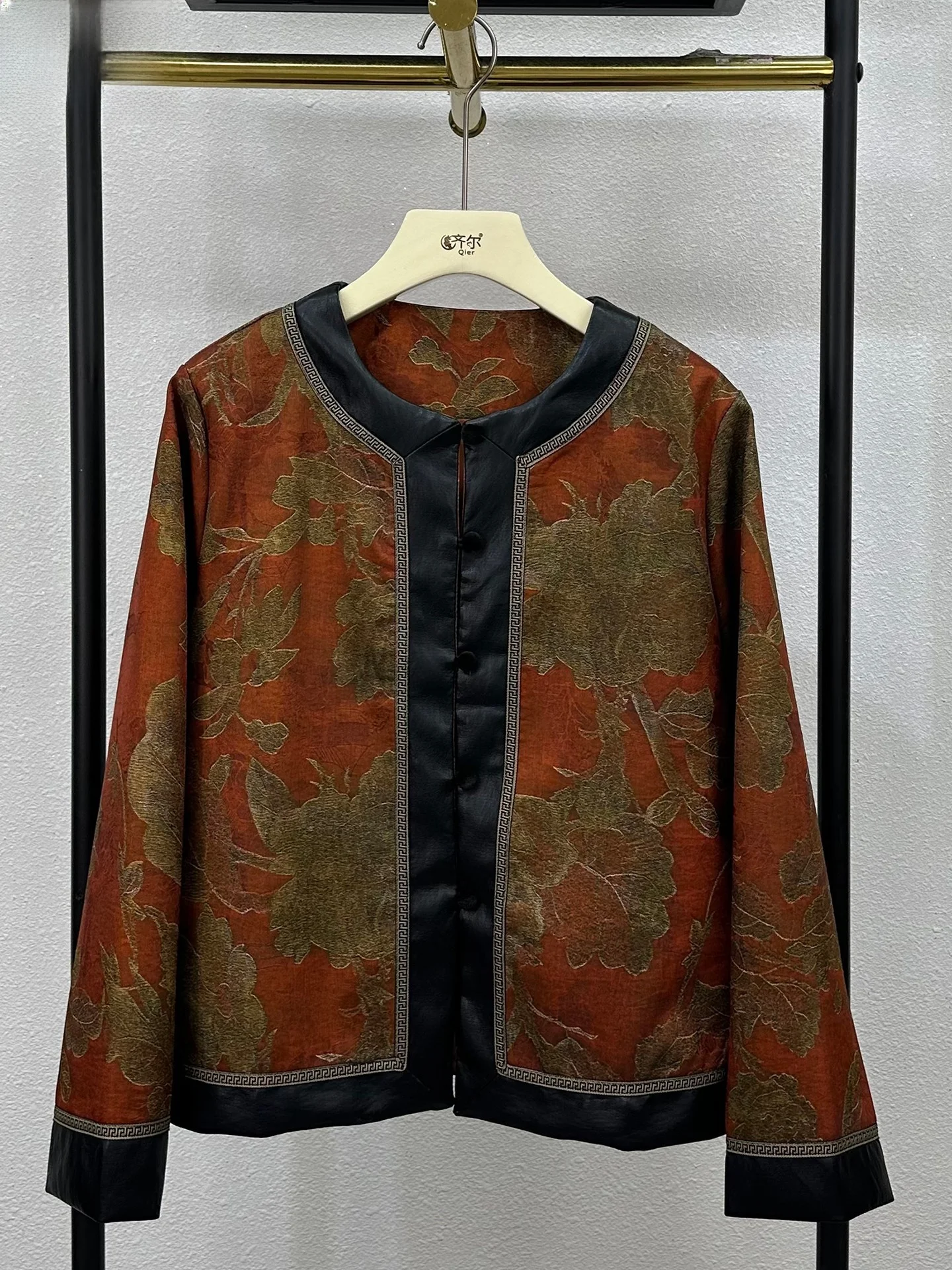 

Ele Chinese Sle Patchwork Leather Floral Embroidery Top for Middle-Aged Women Autumn New Arrival Faionable Mom Coat