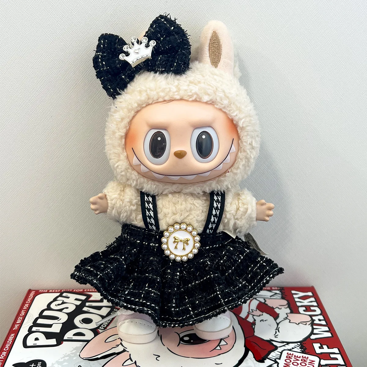 Bellissimi vestiti da 17 cm per labubu Accessori per bambole Giocattoli per ragazza Abito da cameriera Sciarpa con gonna in pizzo bianco Fiocco rosa Tuta da cowboy regalo