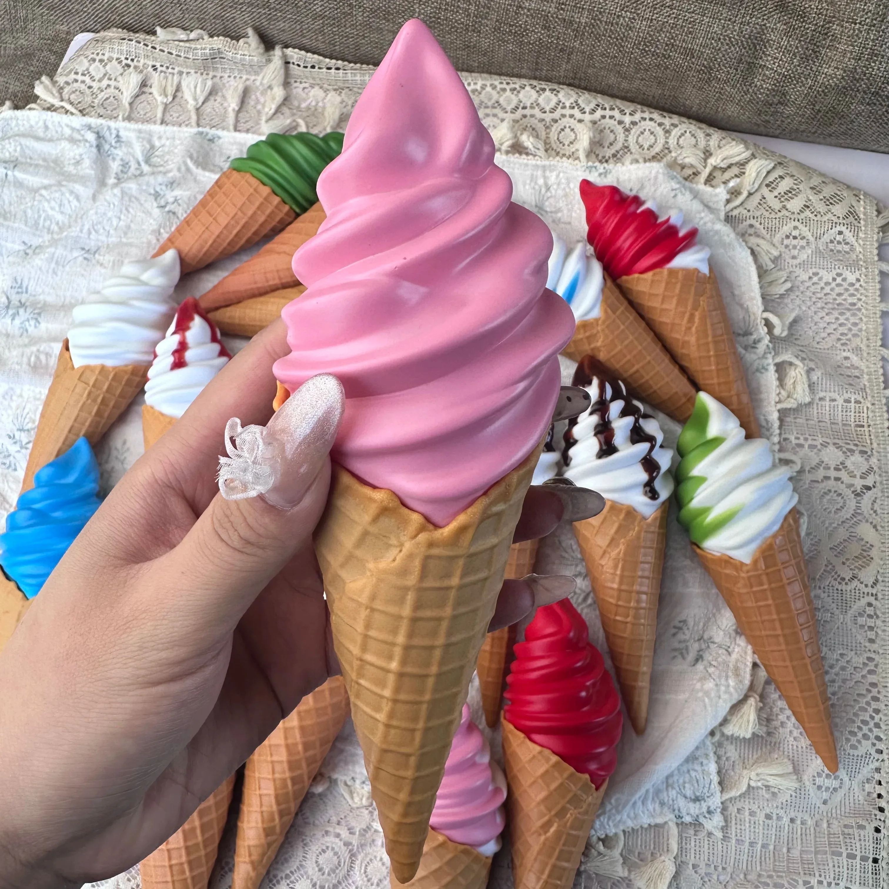 21 cm/8,3 Zoll realistisches PVC-Eis, großes gefälschtes Dessertmodell für die Schaufensterstellung, Fotografie-Requisite, Party-Dekoration, Lebensmittelständer – Detail 9