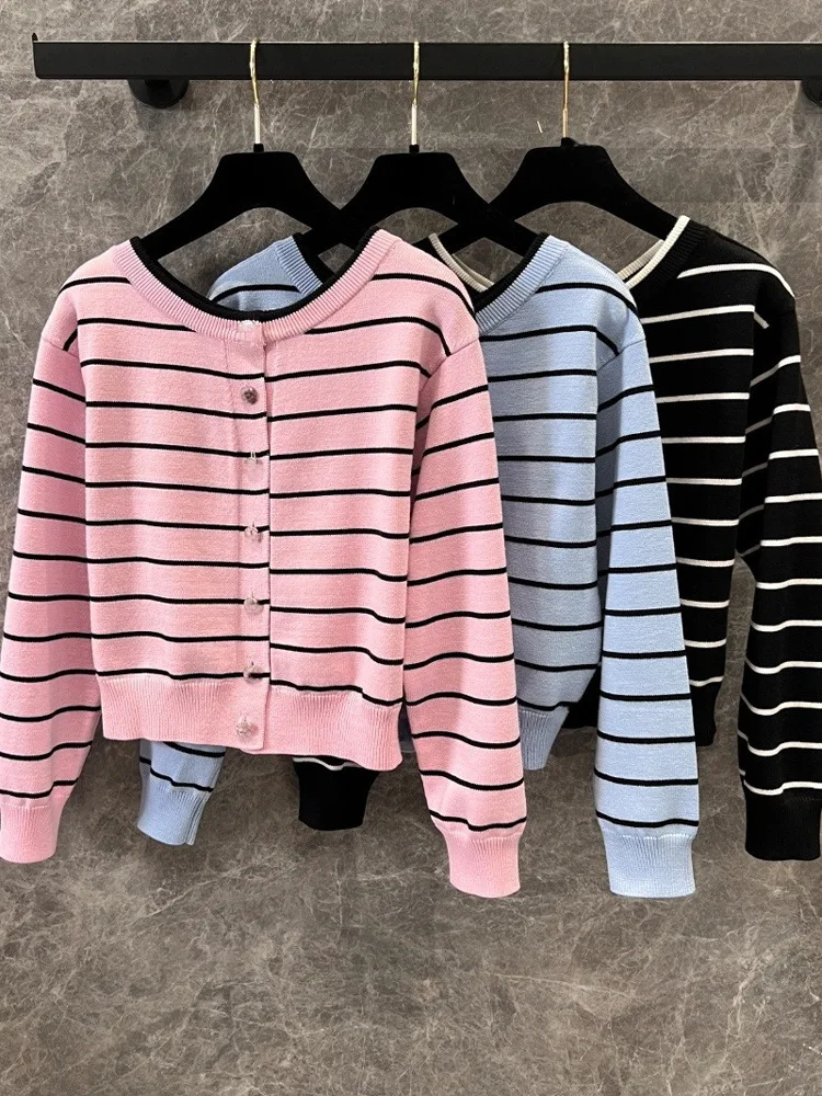 

Новое поступление весны/лета 2025 года — шерстяной полосатый кардиган свободного кроя с круглым вырезом и однобортными пуговицами