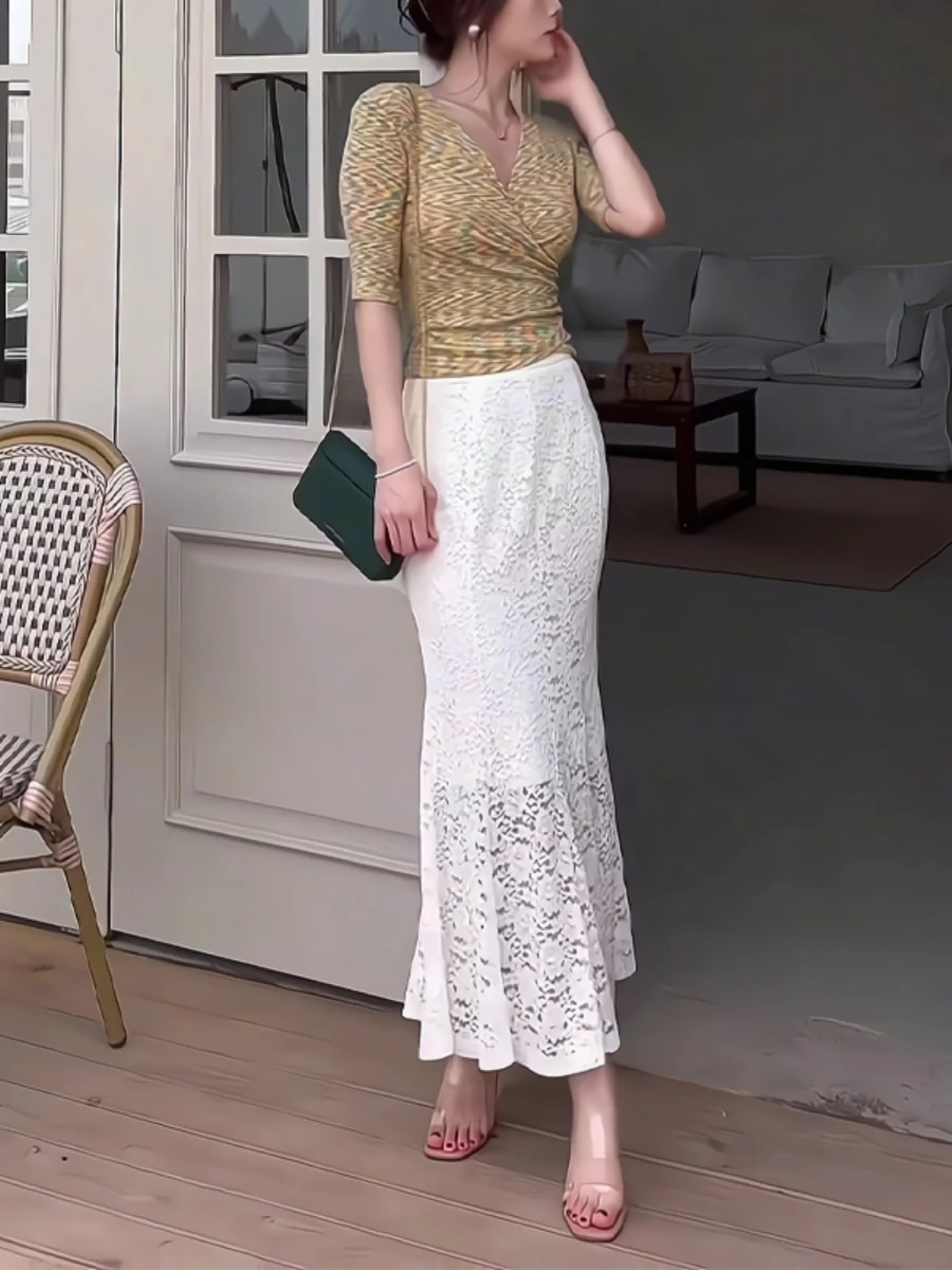 تنورة طويلة أنيقة من الدانتيل الأبيض بتصميم ذيل السمكة، خصر عالي، مفرغة، موضة الربيع، تفصيل نصف الجسم مع تفاصيل ماسية للنساء.