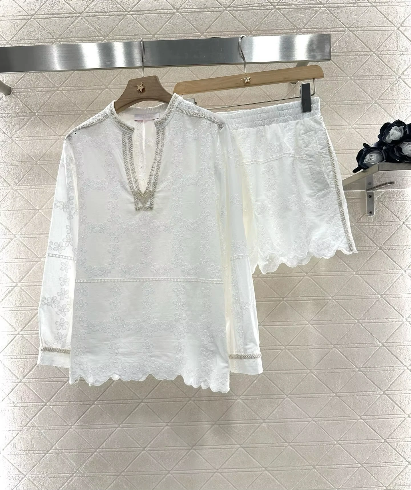 

Designer Brand 2025 New Twill Cotton Embroidered Silhouette Top and Shorts Set