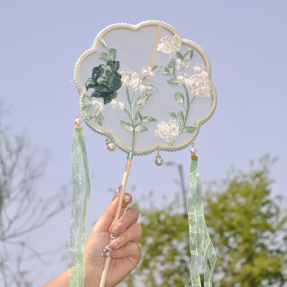 Vintage Handfächer im chinesischen Stil mit langem Griff und Quasten, runder Fächer mit dekorativem Blumenmuster, Seidenfächer für Tanz – Detail 9