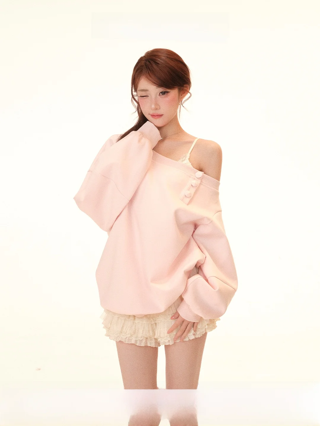 

Комплект из свитшота и шорт Sweet Pear Lazy Cake Lace: модный женский весенний повседневный костюм свободного кроя