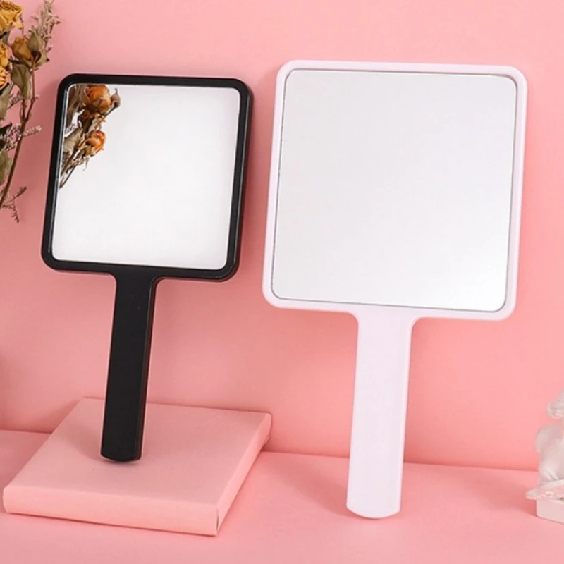 Espelho de banheiro alça quadrada menina segurando espelho de maquiagem