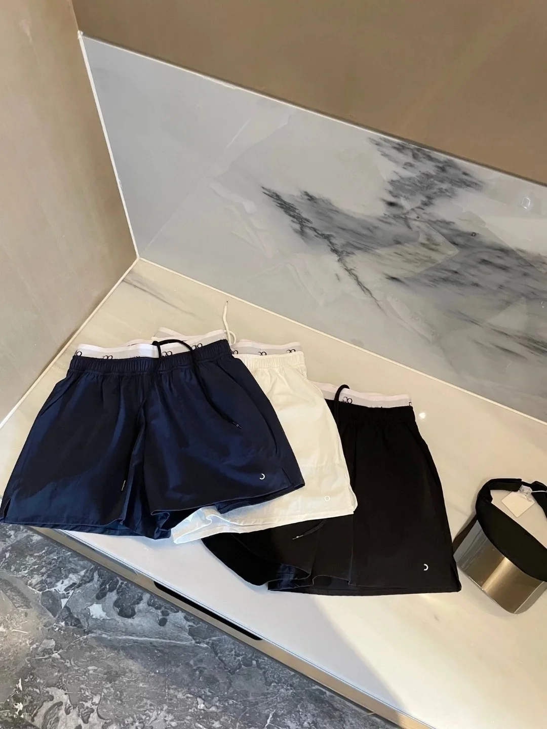 25 pantalones cortos deportivos informales tejidos de dos piezas falsos de retazos de doble cintura en forma de letra nueva de nicho de verano para mujer