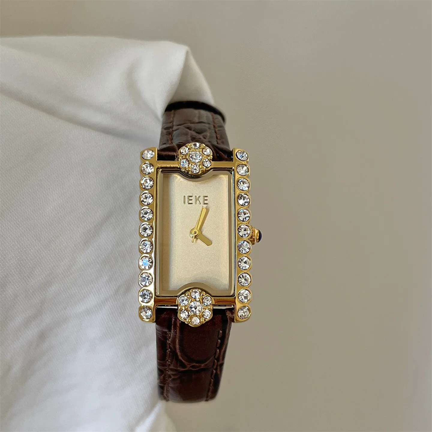 NewStylishWomen'S Casual Watch With A Beautiful Petal Design, Exquisite Design Fashion Leather Strap, And High-End Casual Style.