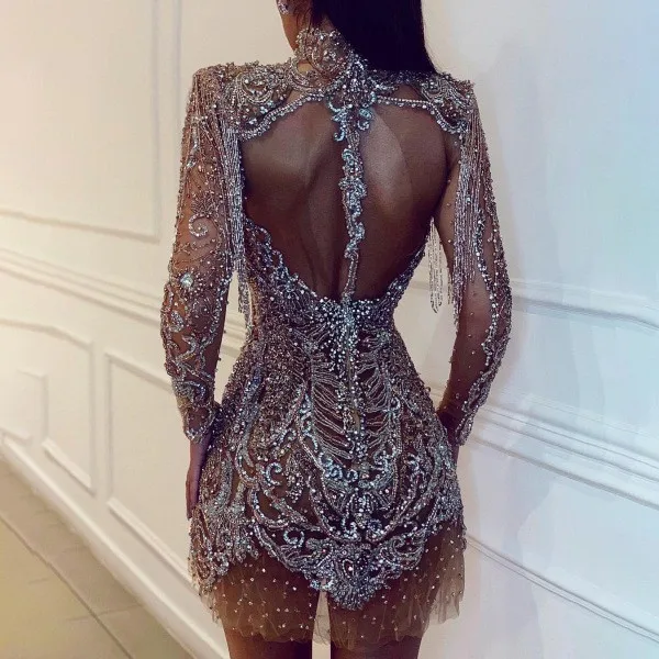 Das neue Sommerkleid für Damen ist ein goldbesetzter, transparenter, sexy Minirock mit offenem Rücken und Ausschnitten.