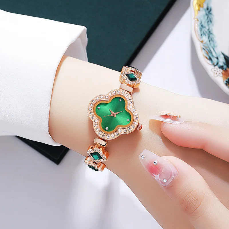 Fashion Versatile Women Four Leaf Clover Bracelet Watch Popular Quartz Diamond Fashion Green Watch Designer Casual Wristwatch