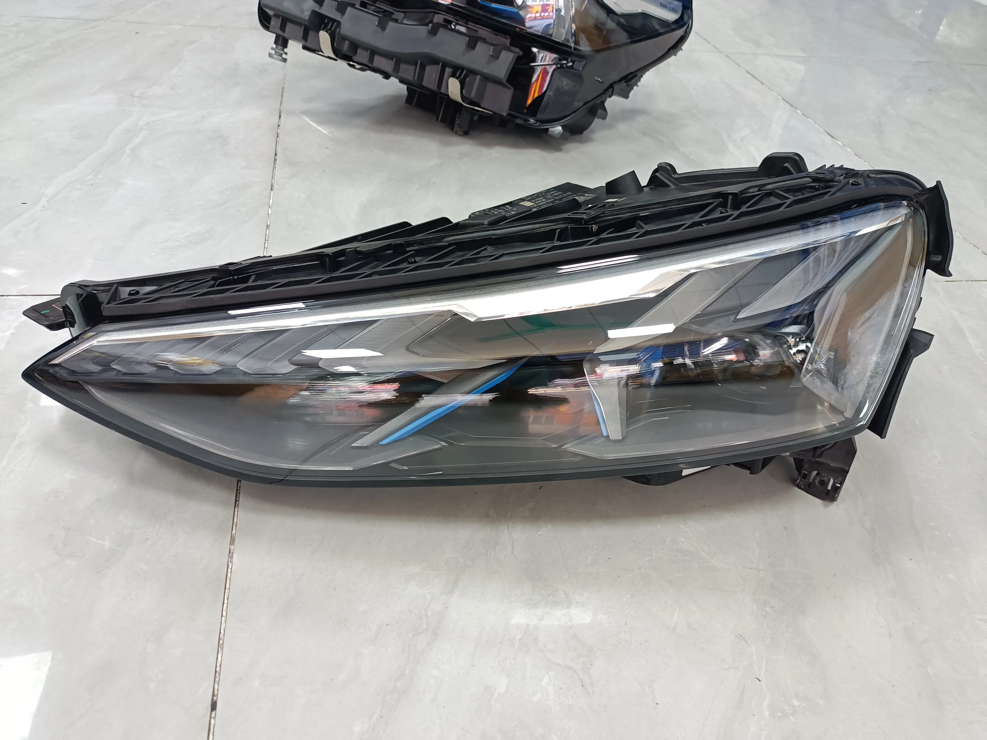 للضوء الأيسر الأصلي Audi E-tron Gt Rs 4j3941085