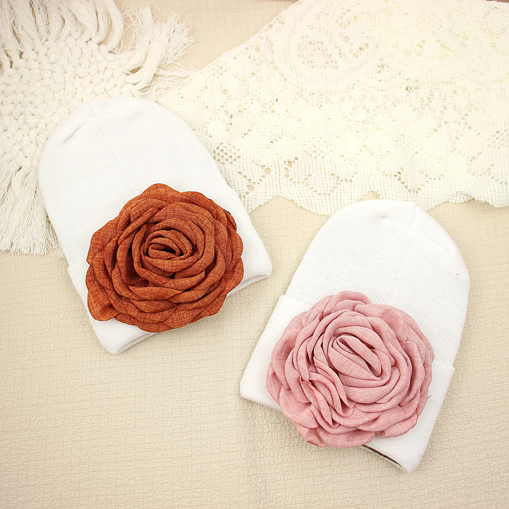 ل 0-6 أشهر طفل الفتيات زهرة الشعر محبوك قبعة زهرة الورد مع قبعة الحياكة البيضاء الوليد شتاء دافئ Gorros Skullcap عمامة #2