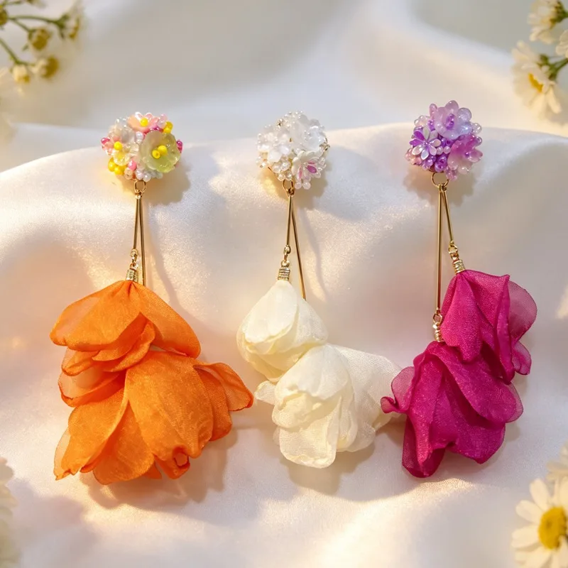 Neue modische Blumen-Quasten-Ohrclips für Damen, nicht durchstechend, handgefertigt, Glasperlen, Stoff-Ohrclips, Schmuckgeschenke für die Feiertage – Detail 2