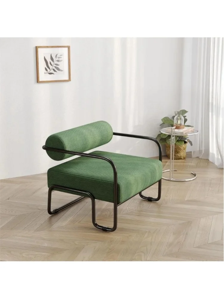 Nowoczesny fotel wypoczynkowy o wymiarach 68,5 x 73 x 70,5 cm, z eleganckim oparciem, miękkim pokrowcem z tkaniny sztruksowej i solidną czarną metalową ramą, minimalistyczny fotel akcentowy do salonu, — 2