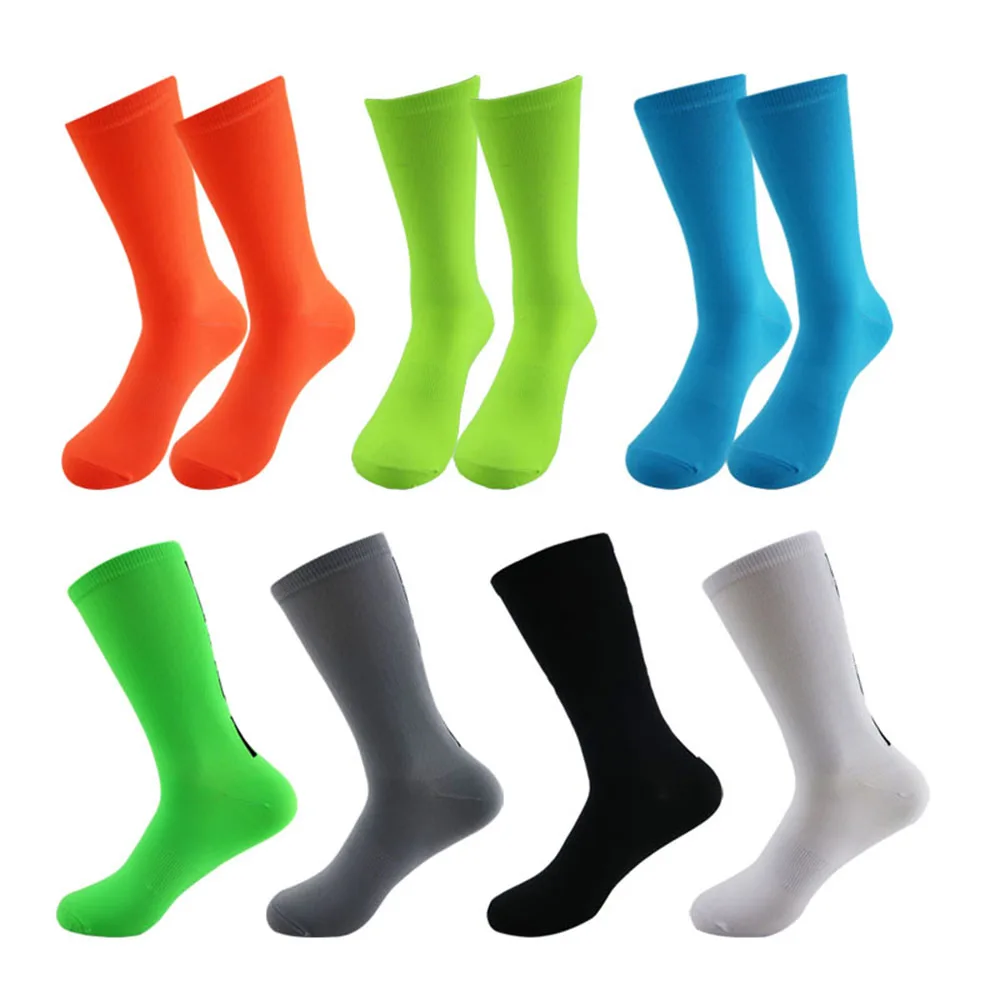 

5-пар дышащих и впитывающих пот спортивных носков с высокой эластичностью, плотно прилегающими, амортизирующими и противоскользящими свойствами.