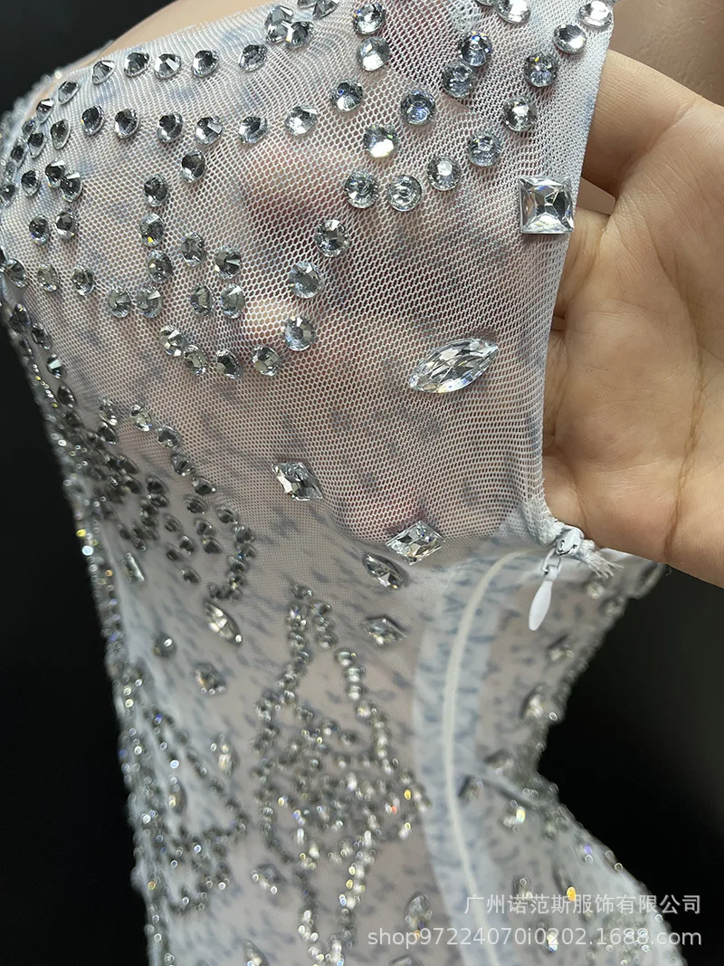 2026 Niche Zilver Wit Glanzend Strass Temperament Jurk Verjaardag High-end Jurk Muziekfestival Zanger Prestatiekostuum