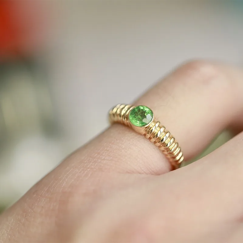 

Кольцо из стерлингового серебра 925 пробы с позолоченным полосатым покрытием, персонализированное кольцо в стиле ретро с зеленым круглым бриллиантом, женская модель