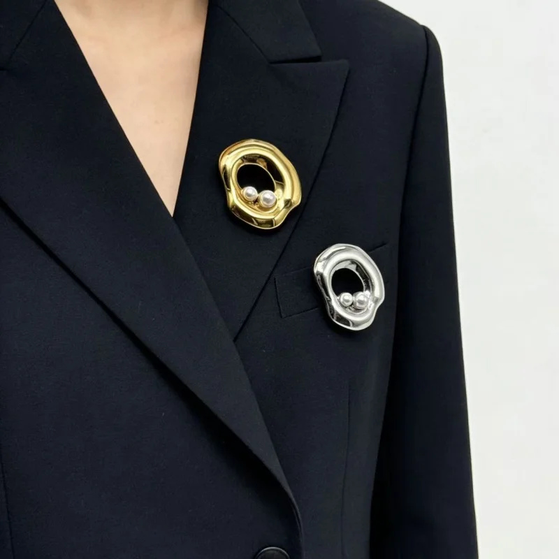 

Elegant Minimalist Dual-Tone Metal Brooch for Women Pin Pearl-Like Hollow out Shape Versatile Accessory for Coats And Dresses