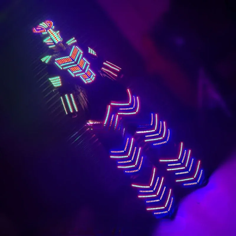 Piosenkarz barowy występuje w kostiumie robota LED, chodzący na sztyach, kostiumy sceniczne, kolorowe światło RGB LED, męska odzież, świecąca zbroja, ubrania DJ LED.