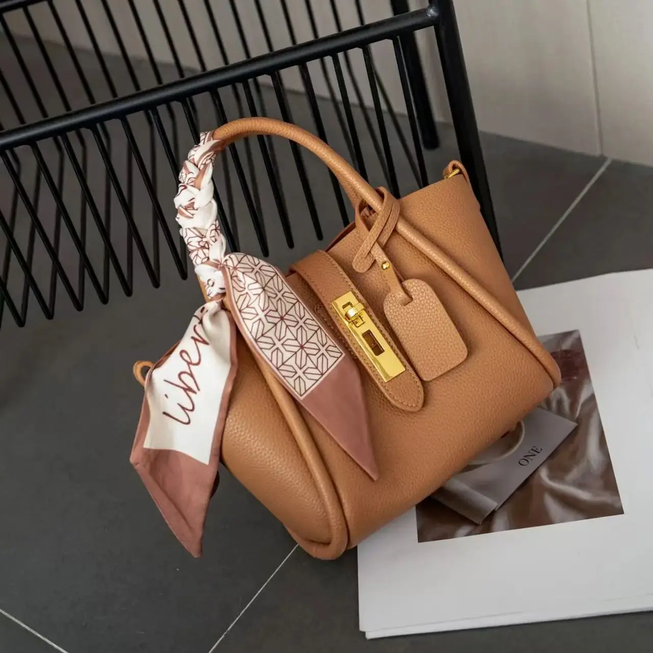

2025 Hot Sell Light Luxury High Quality Lychee Pattern Cowhide Bucket Bags Fashion Versatile Genuine Leather Handbags For Women