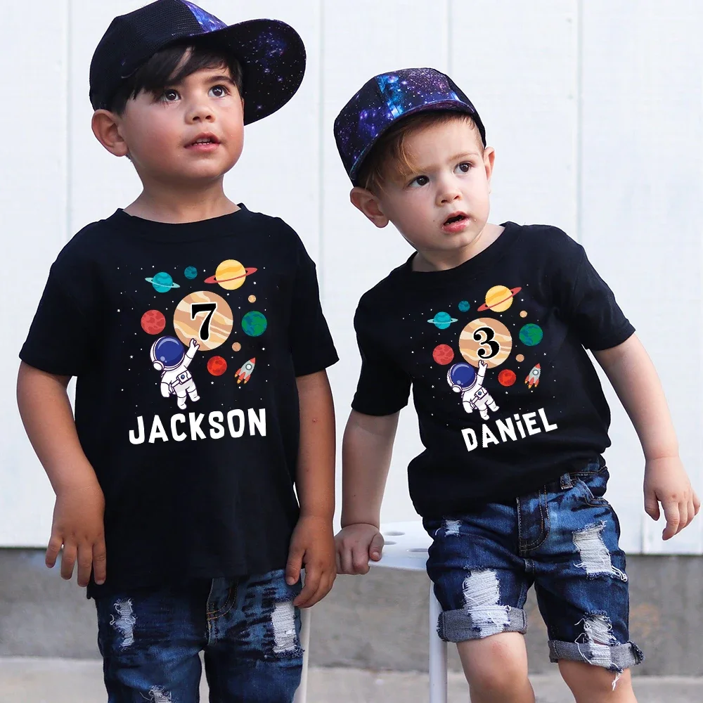 Gepersonaliseerde kinderverjaardag T-shirt aangepaste naam peuter shirt astronaut print kindertops jongens meisjes kleding verjaardag outfit cadeau